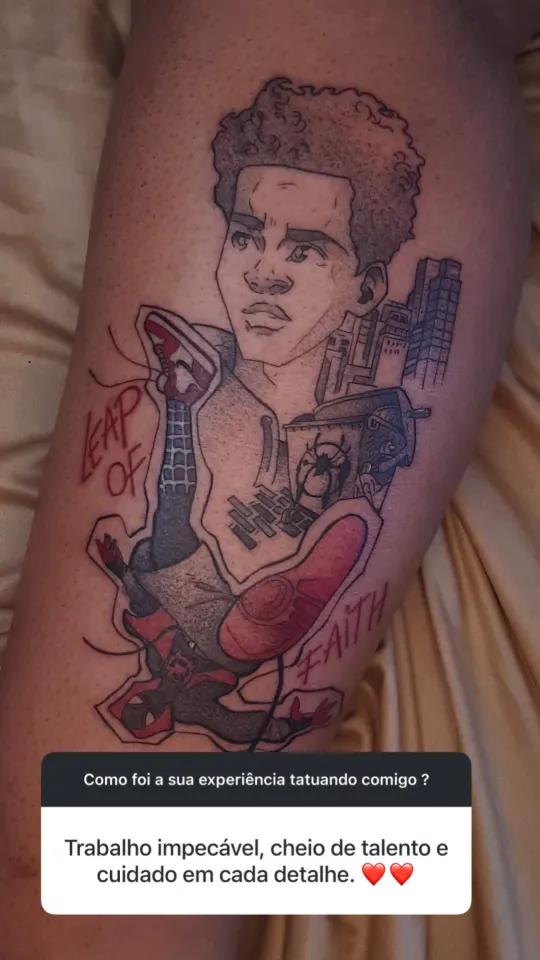 Tatuagem do Miles Morales, o Homem-Aranha, com a frase “Leap of Faith”, na perna. Depoimento: “Trabalho impecável, cheio de talento e cuidado em cada detalhe.”
