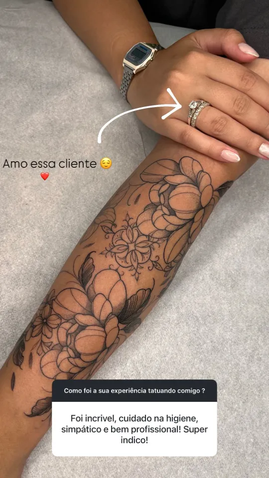 Tatuagem de flores e mandala em traço fino no antebraço. Depoimento: “Foi incrível, cuidado na higiene, simpático e bem profissional! Super indico!”
