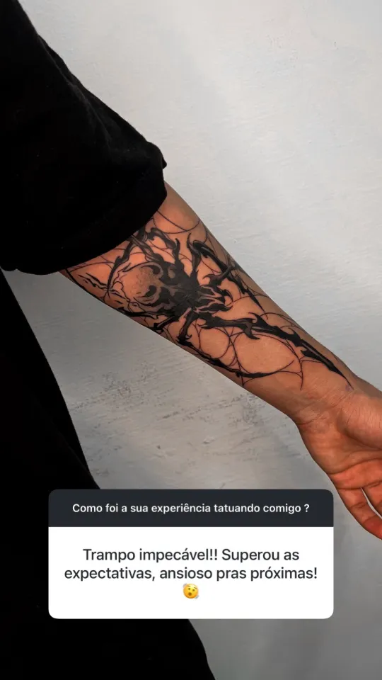 Aranha e teia em blackwork no antebraço. Depoimento: “Trampo impecável!! Superou as expectativas, ansioso pras próximas!”