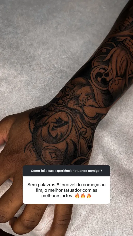 Tatuagem oriental em preto na mão e no punho. Depoimento: “Sem palavras!!! Incrível do começo ao fim, o melhor tatuador com as melhores artes.”